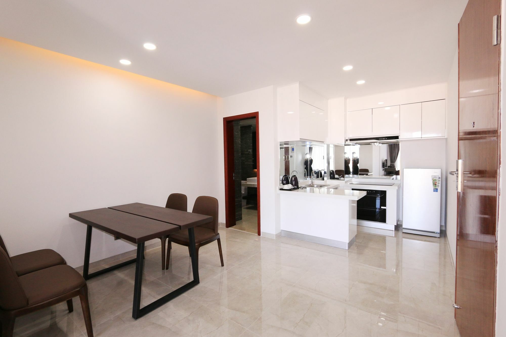 Eastland Hotel & Apartment Phnom Penh Exterior photo